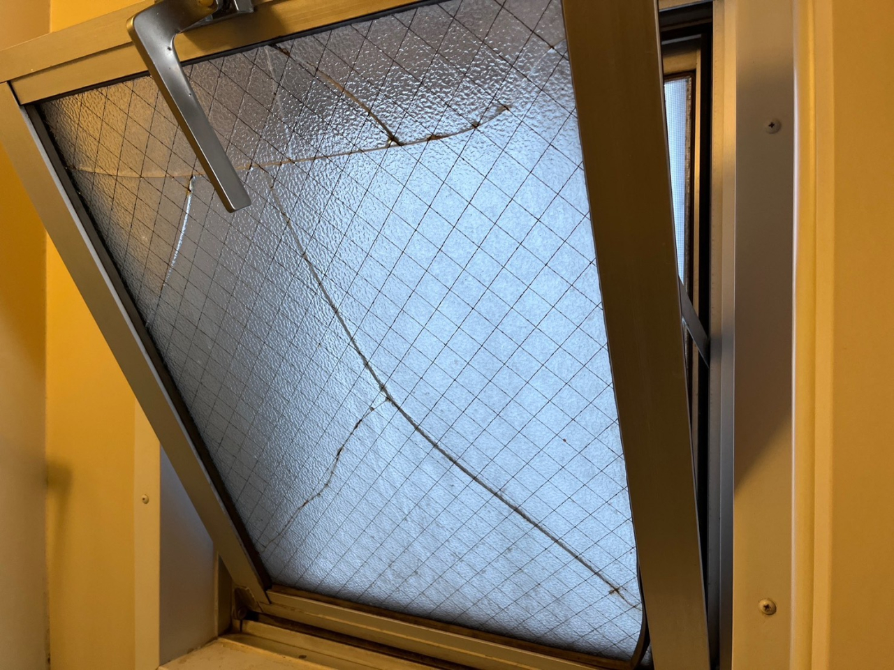 【江東区大島】トイレ窓ガラス交換（滑り出し窓）
